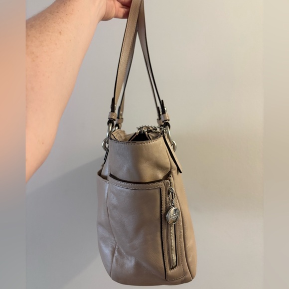 Coach East West Gallery Pearl/Tan Smooth Shiny Leather Shoulder Tote Bag - Picture 5 of 16